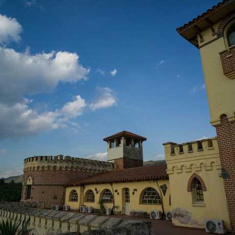 foto de castillo con un torreón de costado