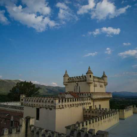 techo de castillo hotel, con una torreta en el medio