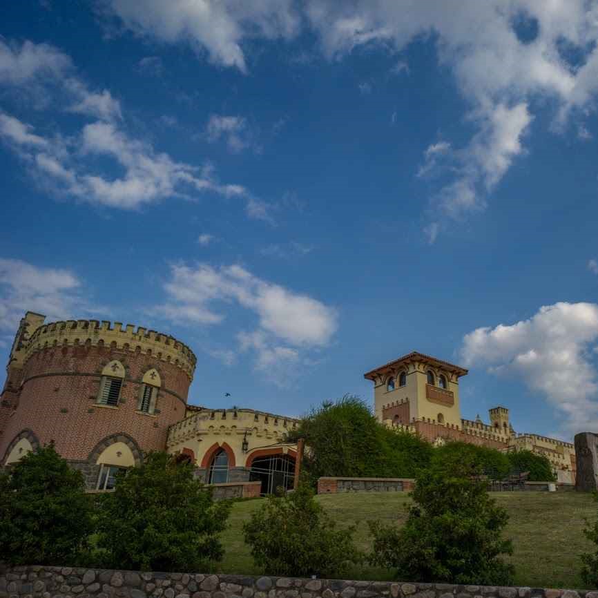 imaen de castillo en época primaveral desde el fondo