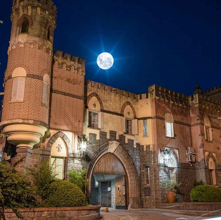 imagen de fachada de castillo en la noche